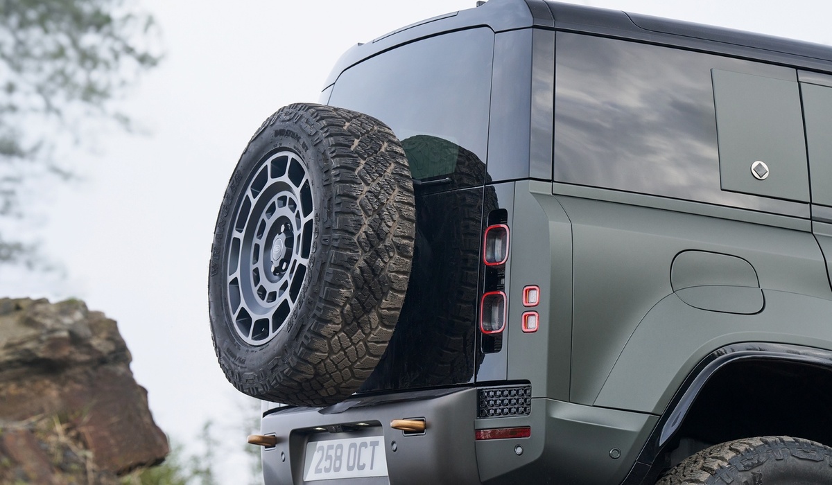 mid Groß-Gerau - Die neuentwickelte, von einem Kreis eingefasste Diamantgrafik auf einer gefrästen und sandgestrahlten Titanscheibe. Land Rover