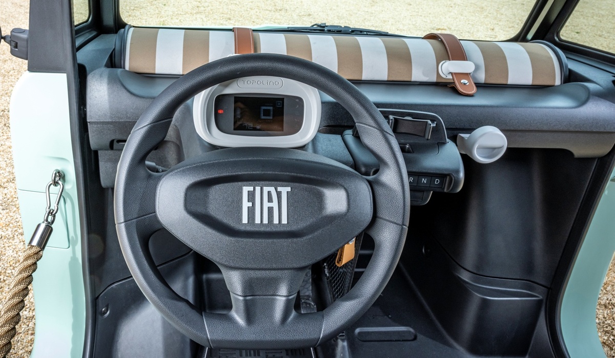 mid Groß-Gerau - Die Stauräume bieten 63 Liter Volumen im Innenraum und sind intelligent angeordnet. So lässt sich beispielsweise zwischen den Sitzen ein Koffer verstauen. Fiat / Stellantis