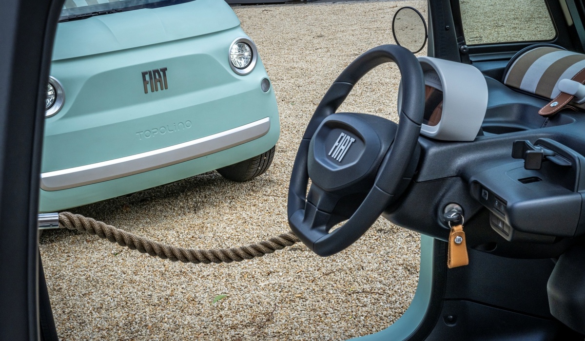 mid Groß-Gerau - Zwei Karosserievarianten stehen zur Verfügung: offen und geschlossen. Einheitlich sind sie nicht nur in ihrer zentralen Struktur, sondern sie tragen auch dieselbe Farbe. Der neue Fiat Topolino tritt generell in einem frischen Mintgrün auf. Fiat / Stellantis