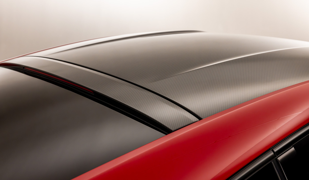 mid London - Dachkantenspoiler und Dach glänzen ebenfalls in Carbonoptik. Mike Neumann / mid