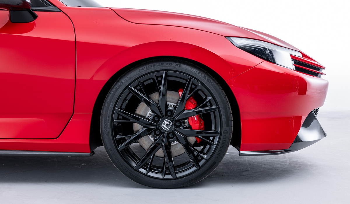 mid London - 20 Zoll Leichtmetallfelgen mit Brembo Bremsanlage und 245/35R20 Continental Sportcontact 6 Bereifung lässt auf sportliche Leistungen hoffen. Mike Neumann / mid