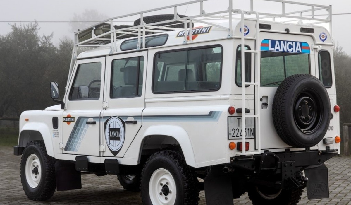 mid Groß-Gerau - Der Land Rover 110 Defender kommt mit den originalen Martini Safari-Aufklebern. Catawiki