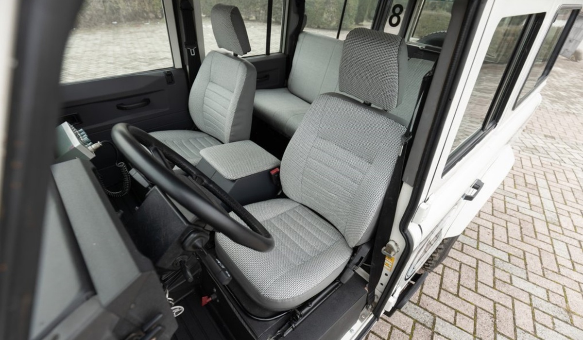 mid Groß-Gerau - In der County-Version soll Stoff anstelle des normalerweise verwendeten dunkelgrauen Vinyls die Passagiere kühler halten. Catawiki