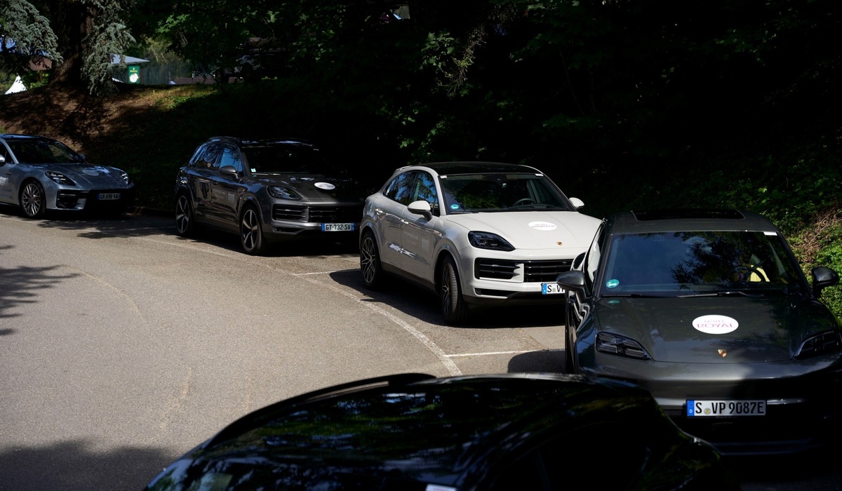 mid Groß-Gerau - Porsche beförderte Spielerinnen und Gäste mit seinen Shuttle-Fahrzeugen, darunter vollelektrische Macan- und Taycan-Modelle. Porsche AG