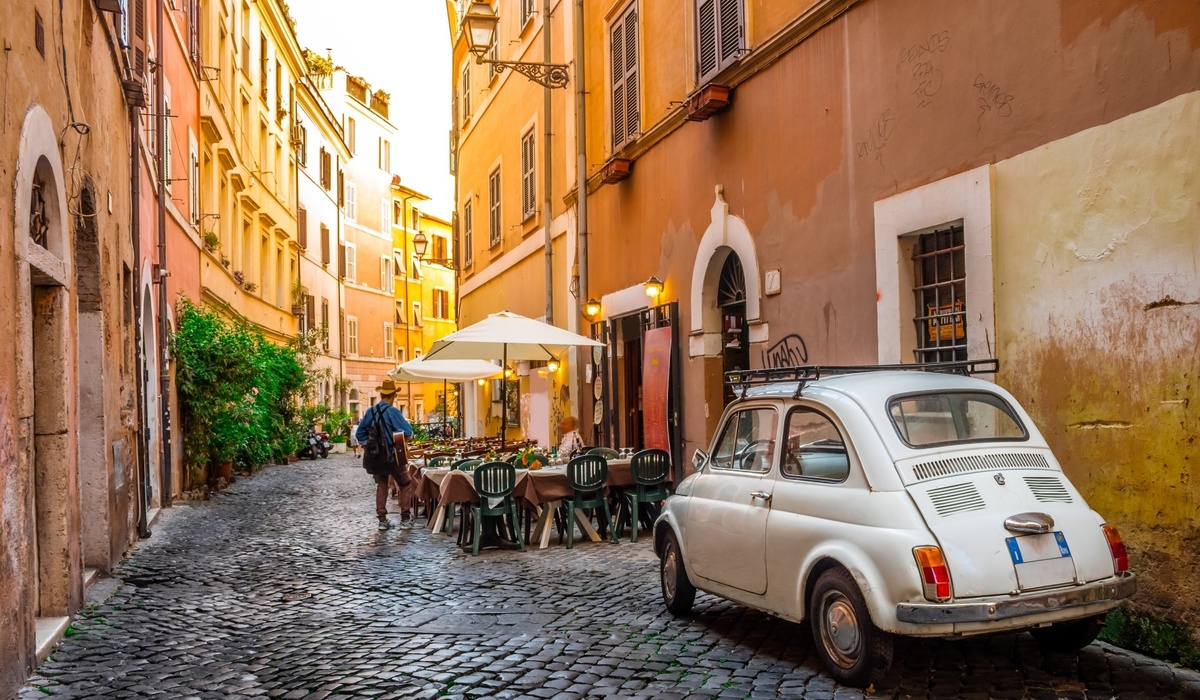 mid Groß-Gerau - In Rom lauern für moderne und größere Autos Sackgassen, in denen man schlichtweg stecken bleibt. Sunny Cars / AdobeStock 110706724