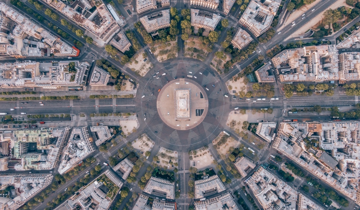 mid Groß-Gerau - Täglich versuchen Tausende von Verkehrsteilnehmern sich in Paris am Place de Charles de Gaulle einen Weg durchs Getümmel zu bahnen. Sunny Cars / AdobeStock 286502041