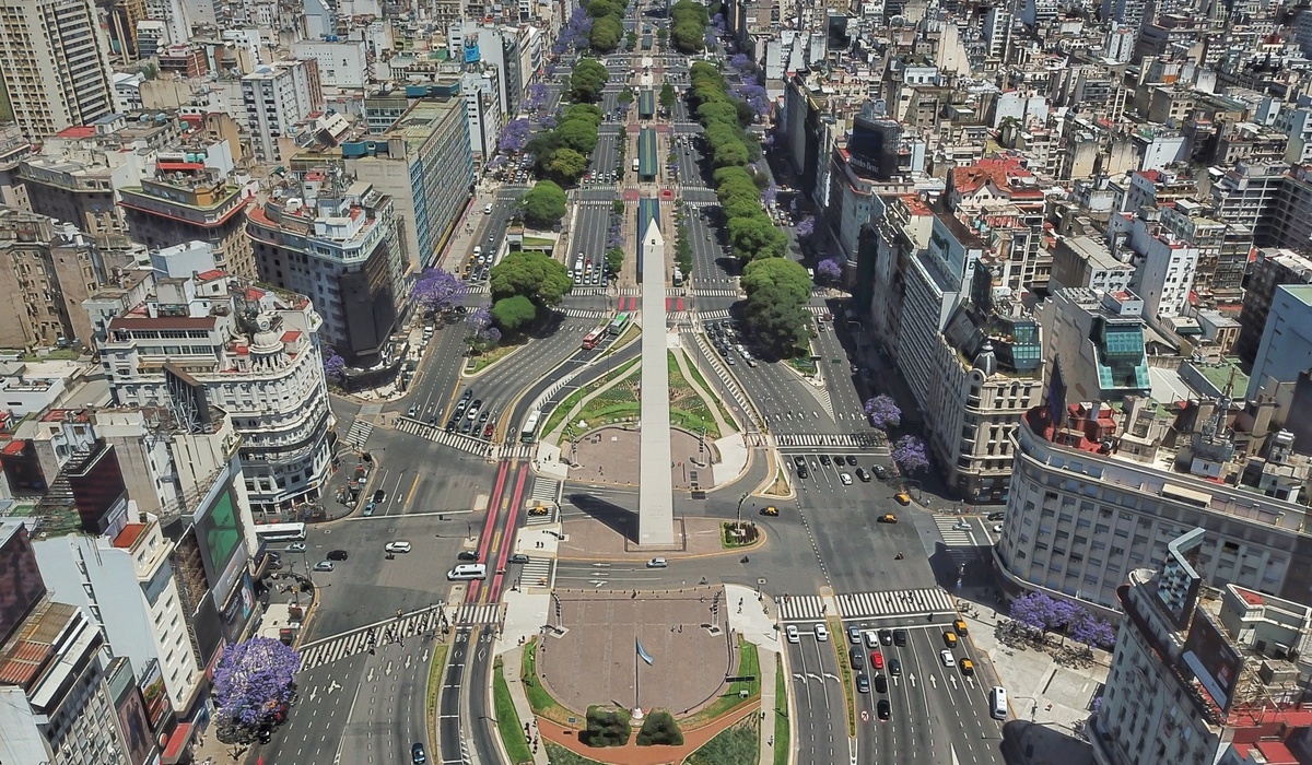 mid Groß-Gerau - Die Avenida 9 de Julio in der argentinischen Hauptstadt Buenos Aires verfügt über 16 Fahrspuren auf 140 Metern Breite. Sunny Cars / AdobeStock 363003725