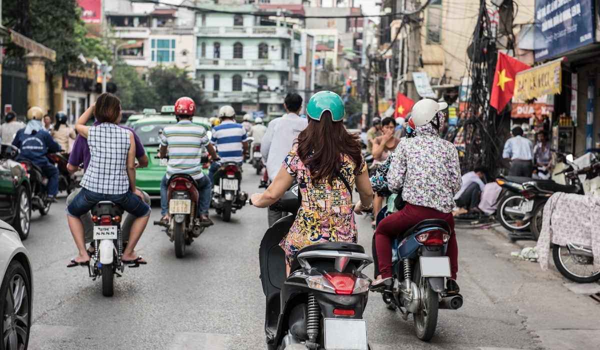 mid Groß-Gerau - In Hanoi, der Hauptstadt Vietnams, gilt das Recht des Stärkeren beziehungsweise des Mutigeren - wer zuerst fährt, gewinnt. SunnyCars / AdobeStock 110706724
