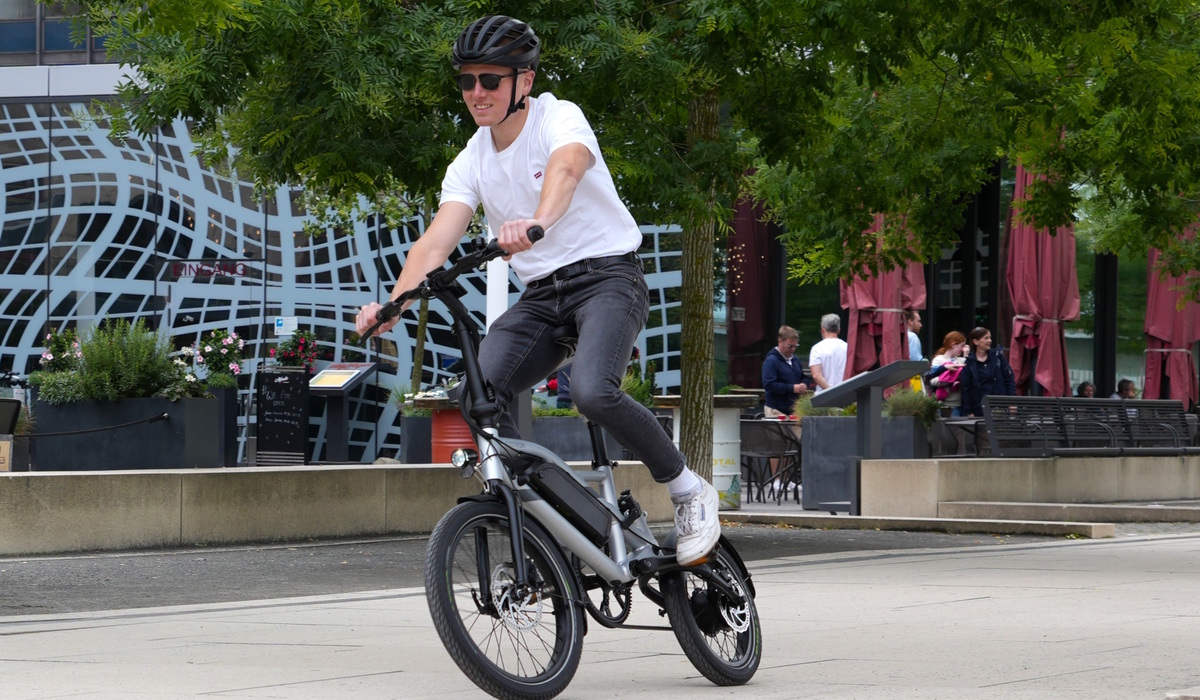 Auch das B25 verfügt über ein Hinterradlenksystem, welches mehr Agilität in Kurven verspricht Foto: Steeron