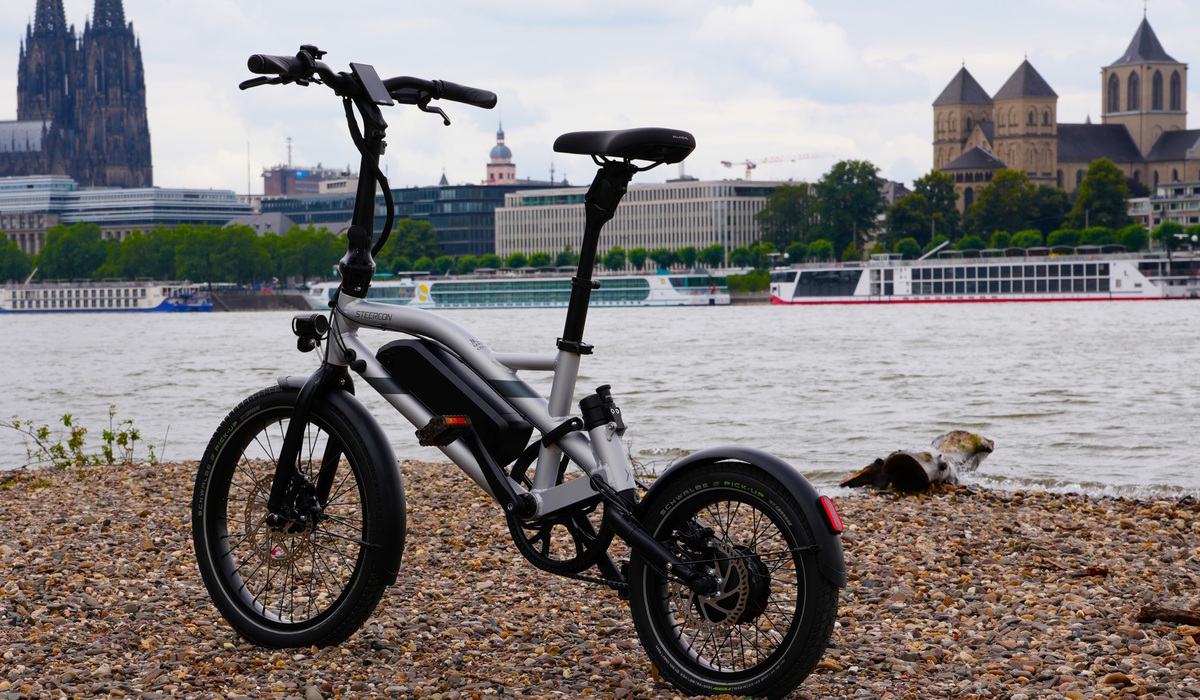 Wie bei Steeron üblich, steht auch das B25 auf unterschiedlich kleinen Rädern Foto: Steeron