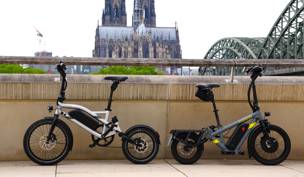 Während ältere Steeron-Modellen (rechts) auf Pedalantrieb verzichten, qualifiziert sich das B25 (links) als Pedelec Foto: Steeron