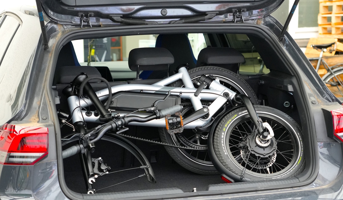 Wird das Vorderrad ausgebaut, ist auch eine Mitnahme des B25 im Pkw-Kofferraum möglich Foto: Steeron