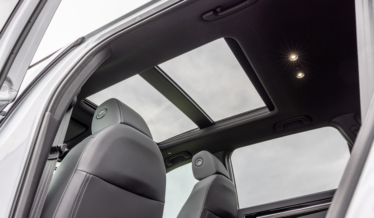 mid Groß-Gerau - Ein großes Glasschiebedach sorgt bei Bedarf für einen hellen Innenraum. Mike Neumann / mid