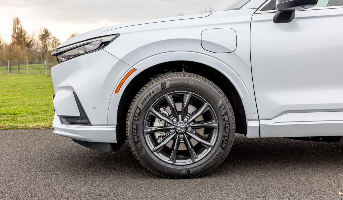 mid Groß-Gerau - Der CR-V kommt mit 18 Zoll Leichtmetallfelgen und 235/60R18 Bereifung, im Falle des Testwagens mit Michelin Reifen. Mike Neumann / mid