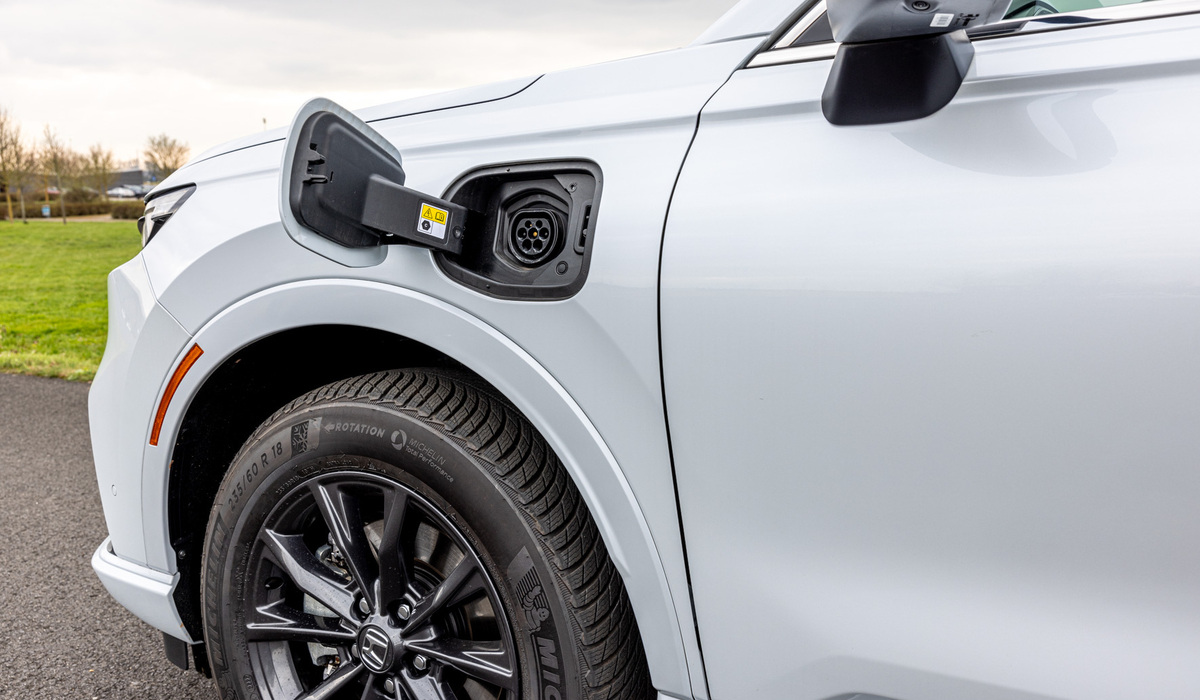 mid Groß-Gerau - Der Ladeanschluss befindet sich vorn links am Fahrzeug, die Ladezeit beträgt 2,5 Stunden. Mike Neumann / mid