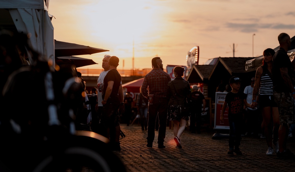 mid Groß-Gerau - Entlang der Bike- und Biker-Flaniermeile Milwaukee Circle war Shopping angesagt. AmyLee Photography für Harley-Davidson