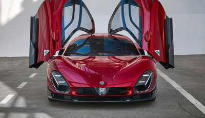 Supercar Alfa Romeo 33 Stradale trifft auf legendäre Klassiker