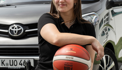 Rollstuhl-Sportler im umgebauten Toyota Proace Verso