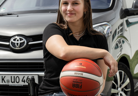 Rollstuhl-Sportler im umgebauten Toyota Proace Verso