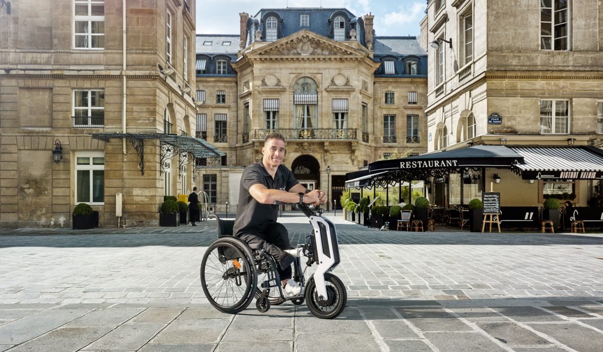 mid Groß-Gerau - Mit dem Mobilitäts-Startup Klaxon hat Toyota den e-puller Yosh-E entwickelt, der einen klassischen Rollstuhl in eine batterieelektrische Mobilitätslösung verwandelt. Toyota