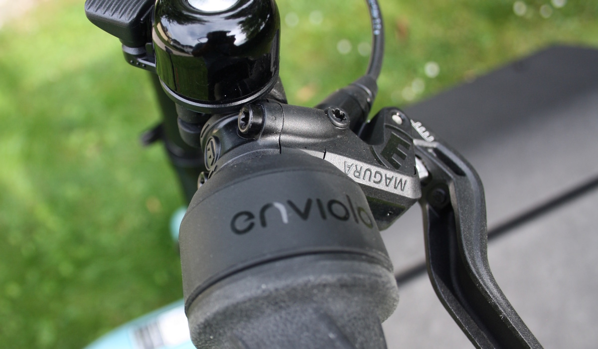 Am rechten Lenkergriff befinden sich Bremshebel, der Bediengriff der Nabenschaltung und eine kleine Klingel Foto: SP-X/Mario Hommen