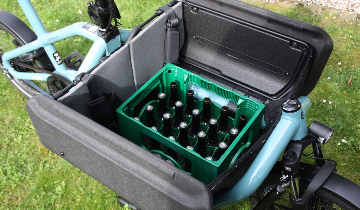 Eine Getränkekiste lässt sich problemlos in die Flex-Box einladen Foto: SP-X/Mario Hommen