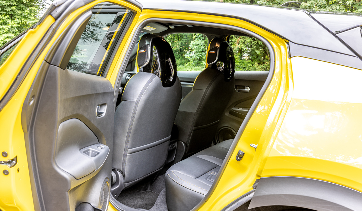 mid Groß-Gerau - Die Türen öffnen sich weit genug, zwei Isofix-Halterungen für Kindersitze befinden sich ebenfalls hinten. Mike Neumann / mid