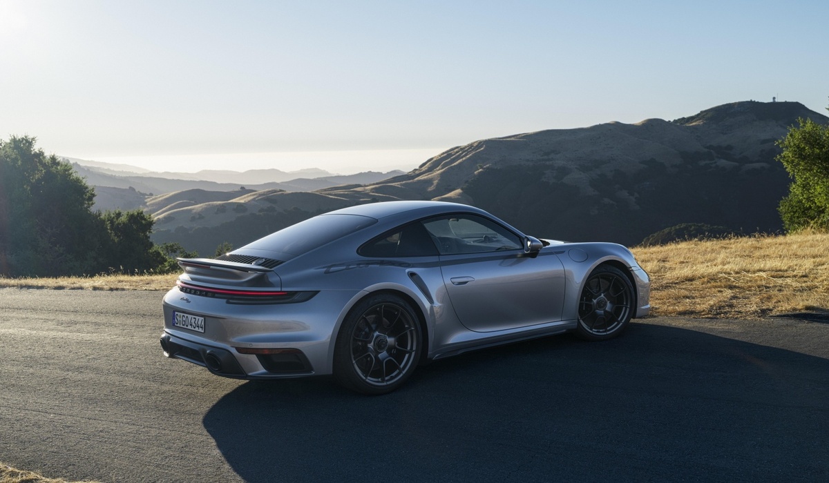 mid Groß-Gerau - Serienmäßig ist eine Sportabgasanlage mit schwarzen Endrohren verbaut. Porsche AG