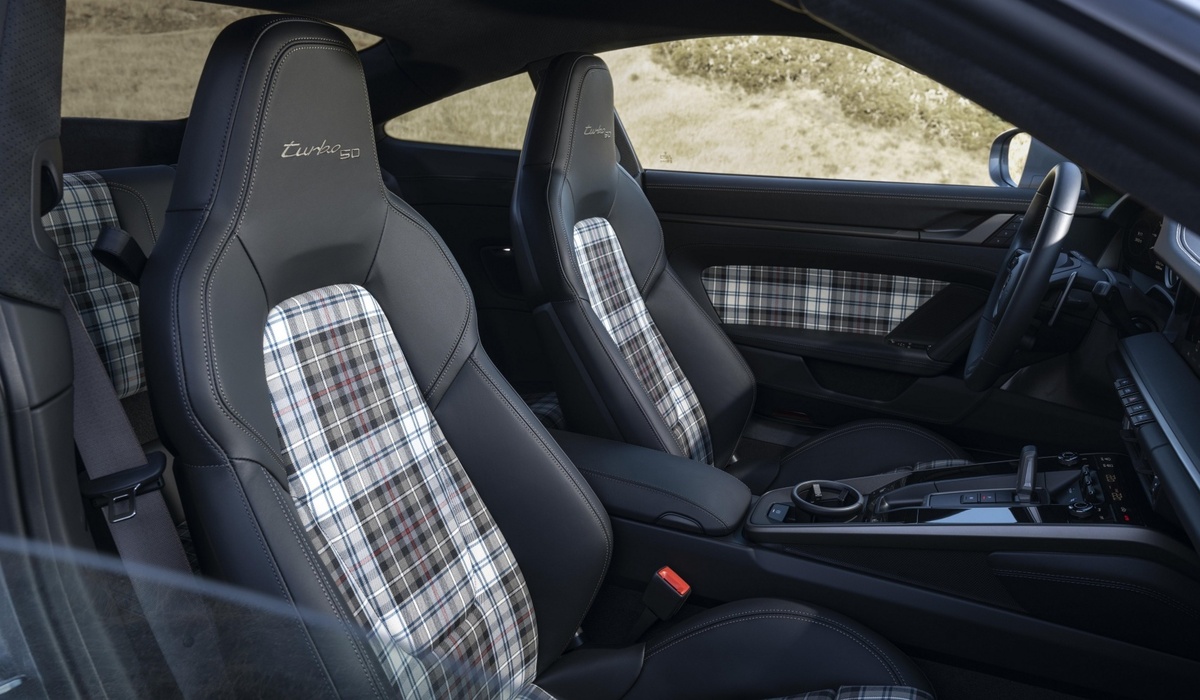 mid Groß-Gerau - Das ikonische Schottenkaro McKenzie ziert die Mittelbahnen der Sitzbezüge und die Türinnenverkleidungen. Porsche AG