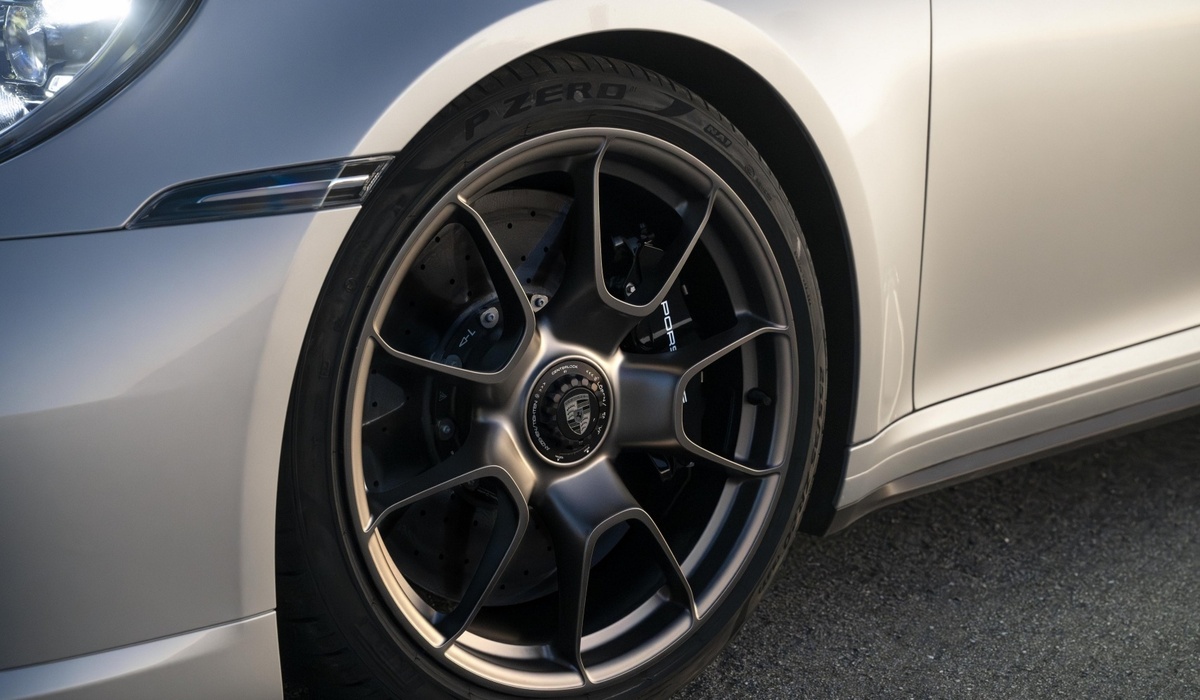 mid Groß-Gerau - Serienmäßig rollt der 911 Turbo 50 Jahre auf 911 Turbo S Exclusive Design Rädern in Turbonit. Porsche AG