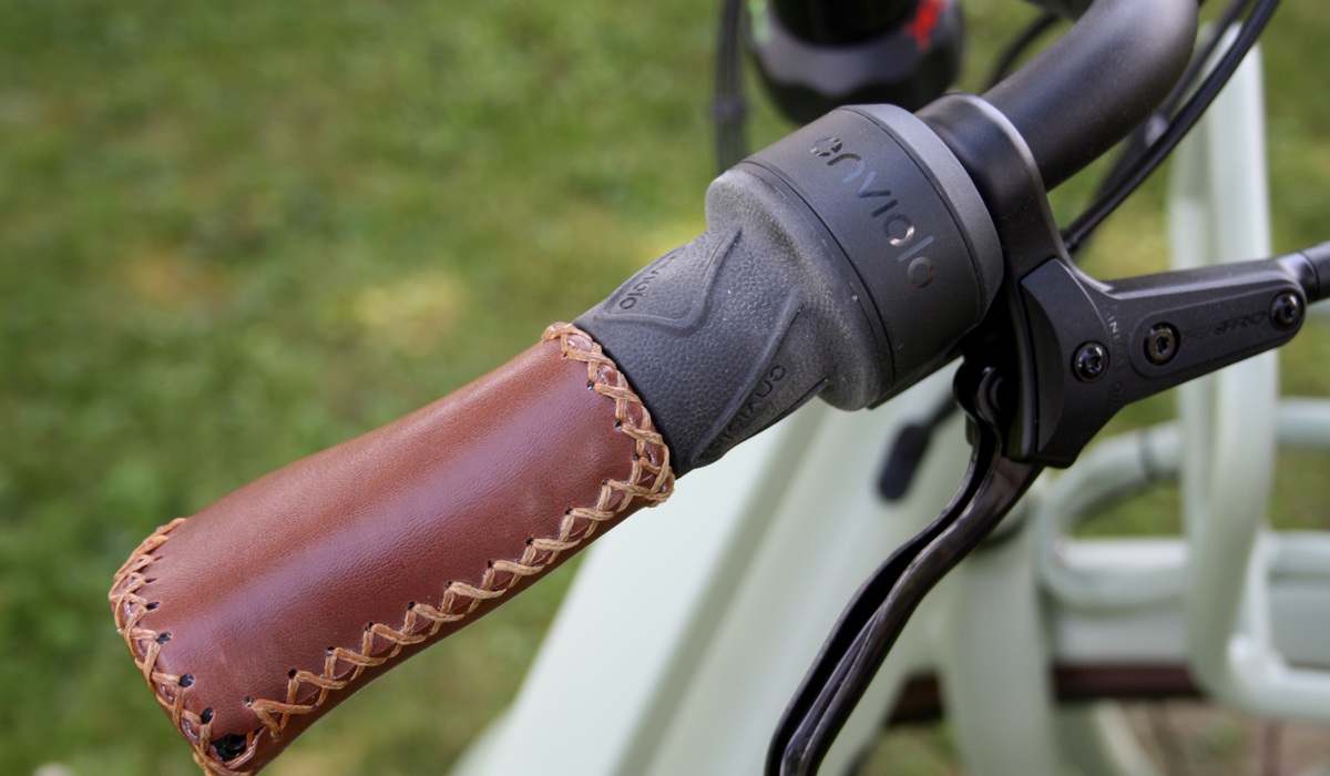 Haptisch angenehm und außerdem dank Lenkerkröpfung entgegenkommend sind die Lenkergriffe Foto: SP-X/Mario Hommen^