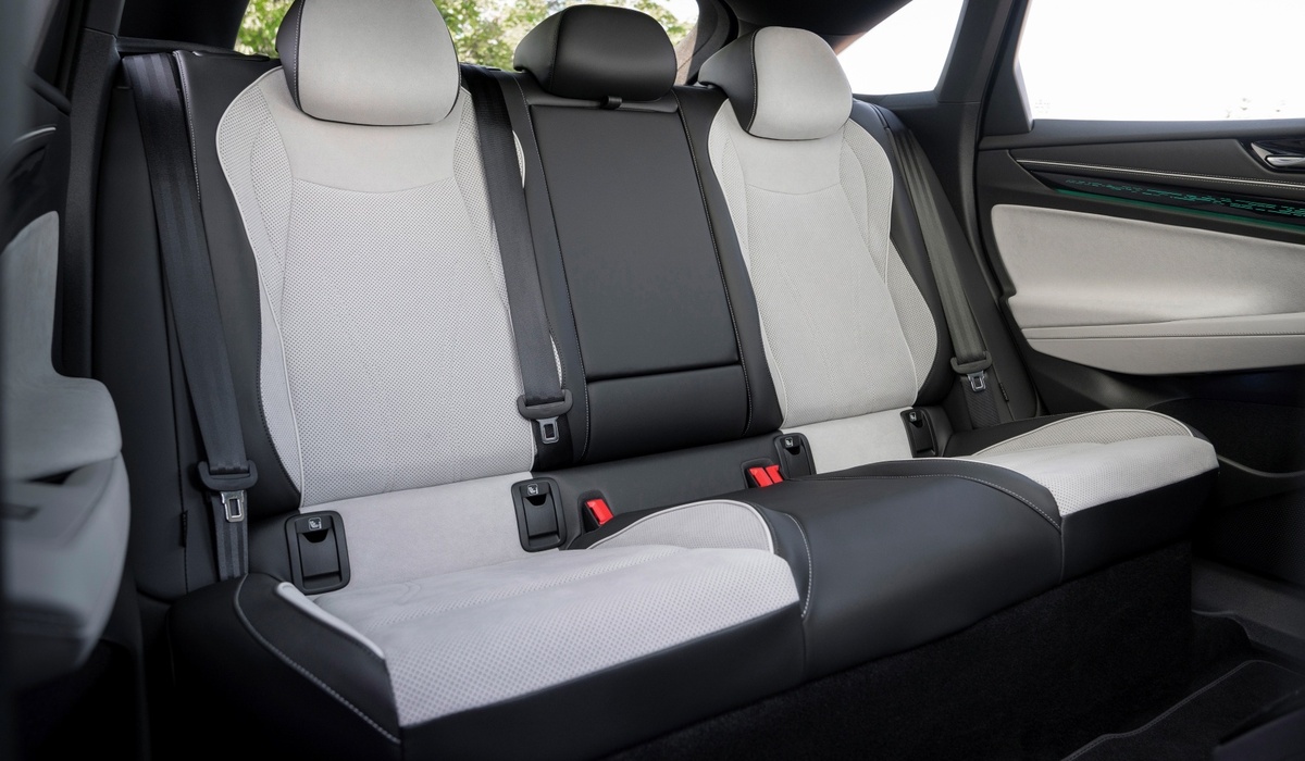 mid Groß-Gerau - Bei einem Radstand von 2.971 mm und einer Gesamtlänge von 4.961 mm bietet sich Platz für fünf Passgiere und jede Menge Gepäck. Volkswagen AG