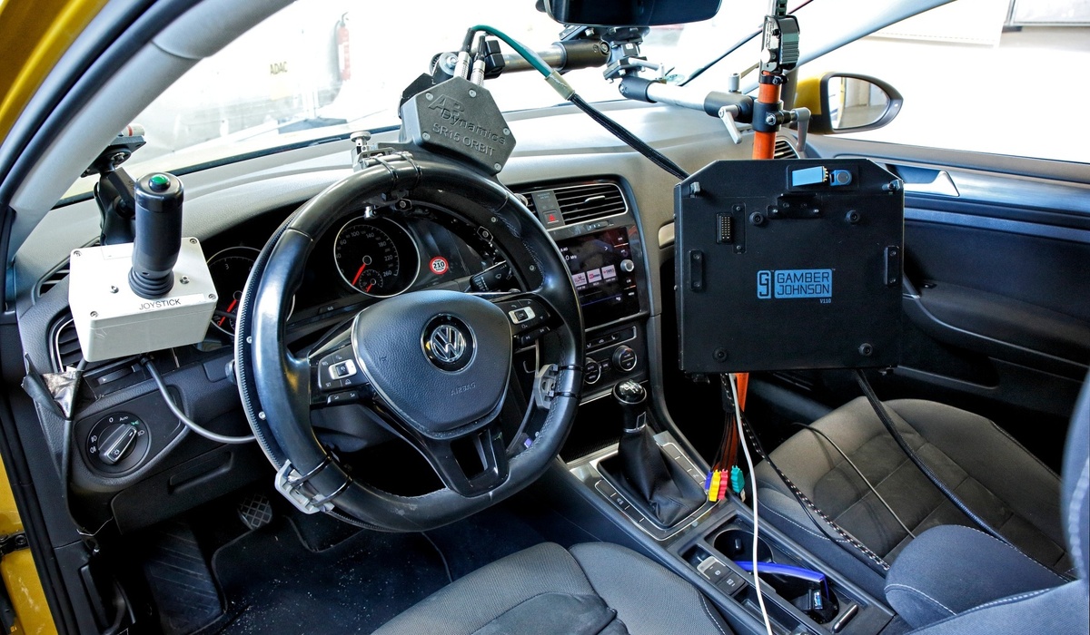 mid Groß-Gerau - Eingebauter Lenkroboter beim ADAC-Test. ADAC / Ralph Wagner