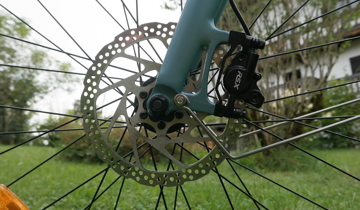 Die hydraulischen Bremsen mit 180-Millimeter-Scheiben packen ordentlich zu Foto: Rudolf Huber/SP-X