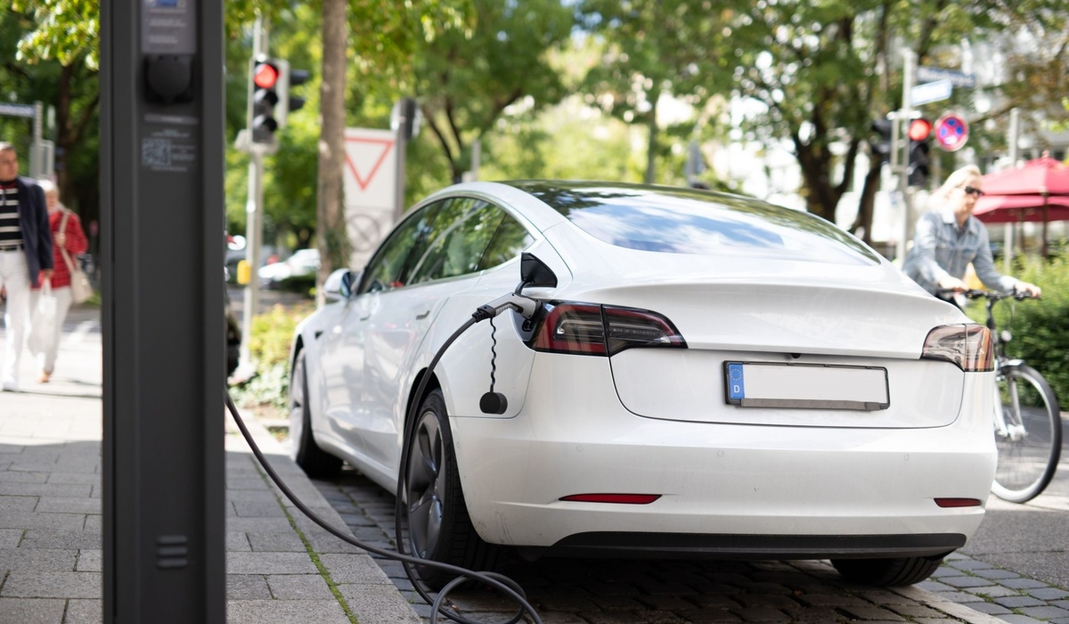 mid Groß-Gerau - 19 Prozent der Befragten nutzen bereits ein Elektro- oder Hybridfahrzeug bzw. planen, in naher Zukunft auf ein solches umzusteigen. Deutsche Tamoil GmbH / shutterstock.com