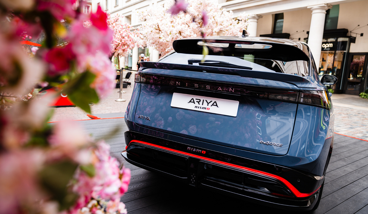 mid Groß-Gerau - Am Fahrzeugheck erhöht ein verbreiteter und verlängerter Stoßfänger den Anpressdruck. Nissan