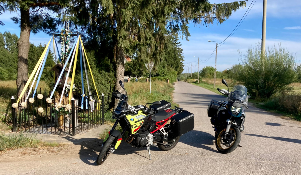 mid Groß-Gerau - BMW F 900 GS und BMW R 1300 GS - Landstraße in Polen. Rainer Unruh / mid