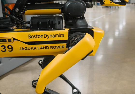 Roboter-Wachhund überprüft Autoproduktion