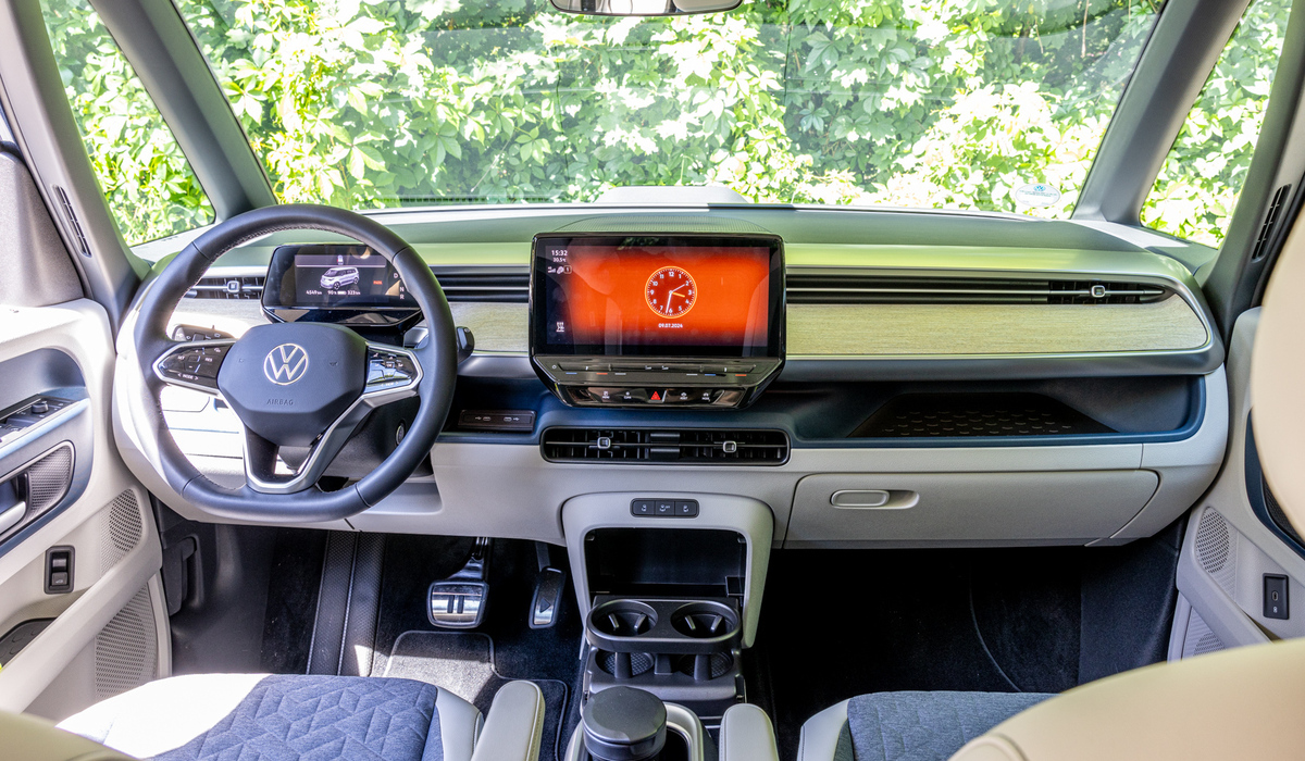 mid Groß-Gerau - Das Interieur rund um die Fahranzeigen und dem Infotainmentdisplay wirkt schön aufgeräumt. Die Bedienung ist sehr unkompliziert. Mike Neumann / mid