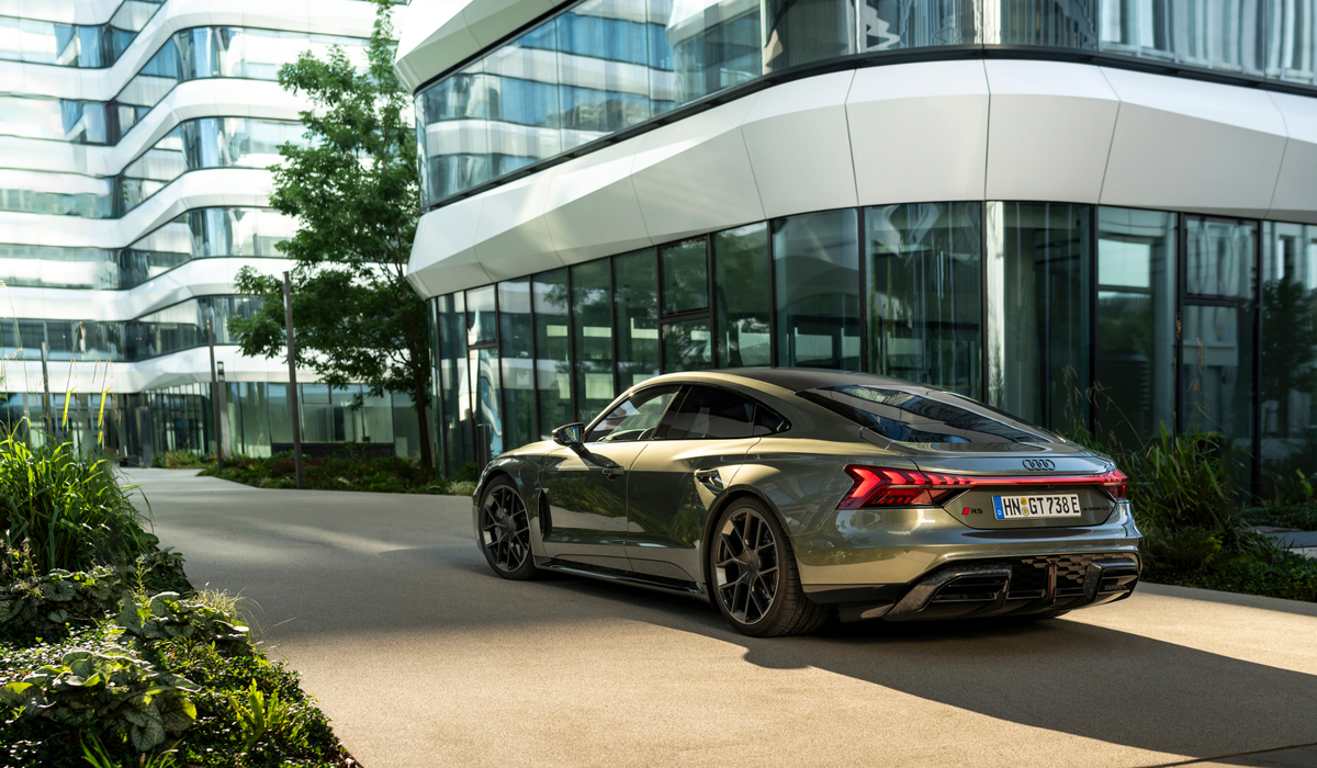 mid Groß-Gerau - Sportlich-elegant: das viertürige Coupe mit elektrisierenden 925 PS. Audi