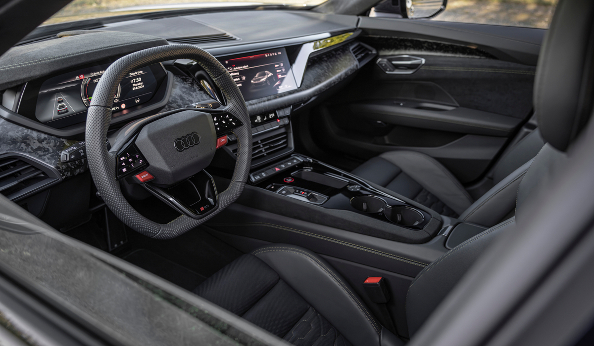 mid Groß-Gerau - Sportlich und komfortabel zugleich: der Innenraum des Audi RS e-tron GT performance. Audi