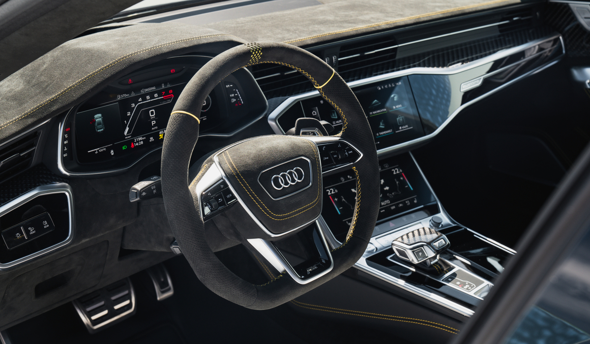 mid Groß-Gerau - Das Interieur des RS7-LE Individual präsentiert sich in schlichterem Schwarz mit gelben Akzenten. Abt Sportsline