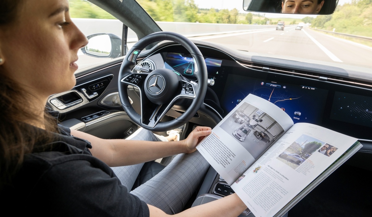 mid Groß-Gerau - Während der hochautomatisierten Fahrt kann die Fahraufgabe an das System übergeben werden, sodass man die Zeit für Arbeit nutzen oder den Ausblick genießen kann. Mercedes-Benz