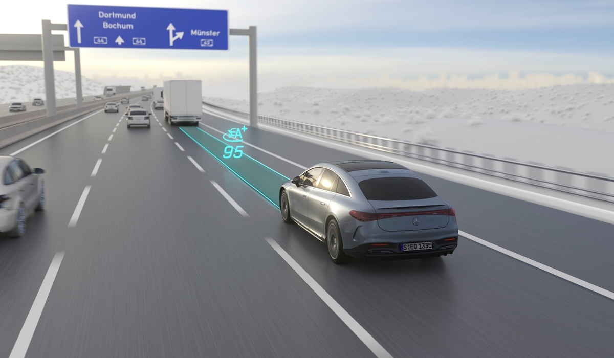 mid Groß-Gerau - Unter bestimmten Bedingungen kann das Fahrzeug mit bis zu 95 km/h einem Vorausfahrer auf der Autobahn folgen. Mercedes-Benz