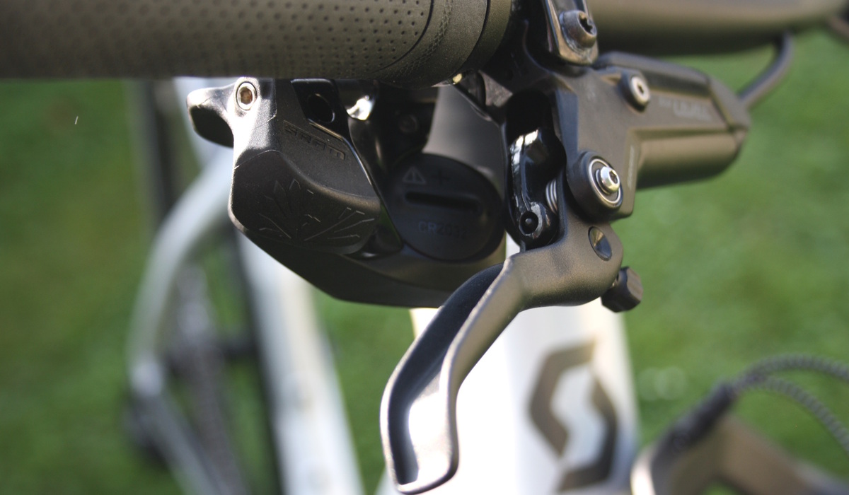 Bremsgriff und die Taster der E-Schaltung liegen beim Scott Silence eRide gut zur Hand Foto: SP-X/Mario Hommen