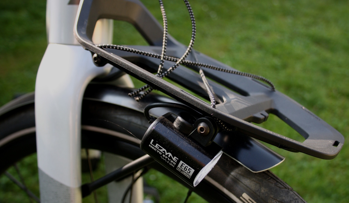 Den lichtstarken LED-Scheinwerfer hat Scott an den kleinen Frontgepäckträger angebracht Foto: SP-X/Mario Hommen