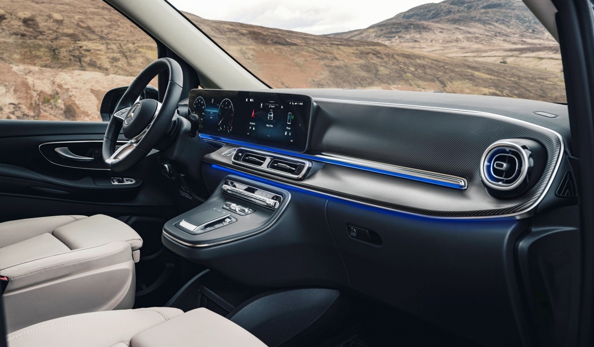 mid Groß-Gerau - Serienmäßig bei der Edition Classic ist unter anderem das Premium-Paket mit Ambientebeleuchtung. Mercedes-Benz