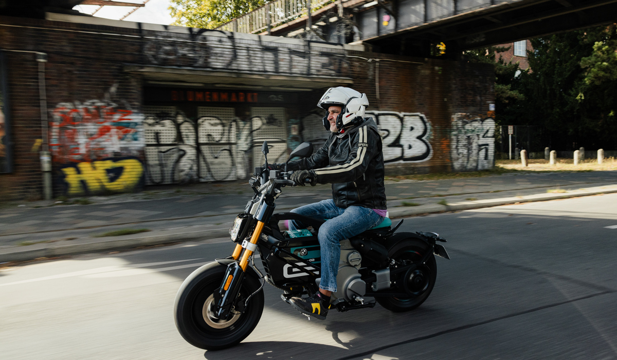 mid Berlin - mid Autor Rainer Unruh mit der BMW CE 02. BMW