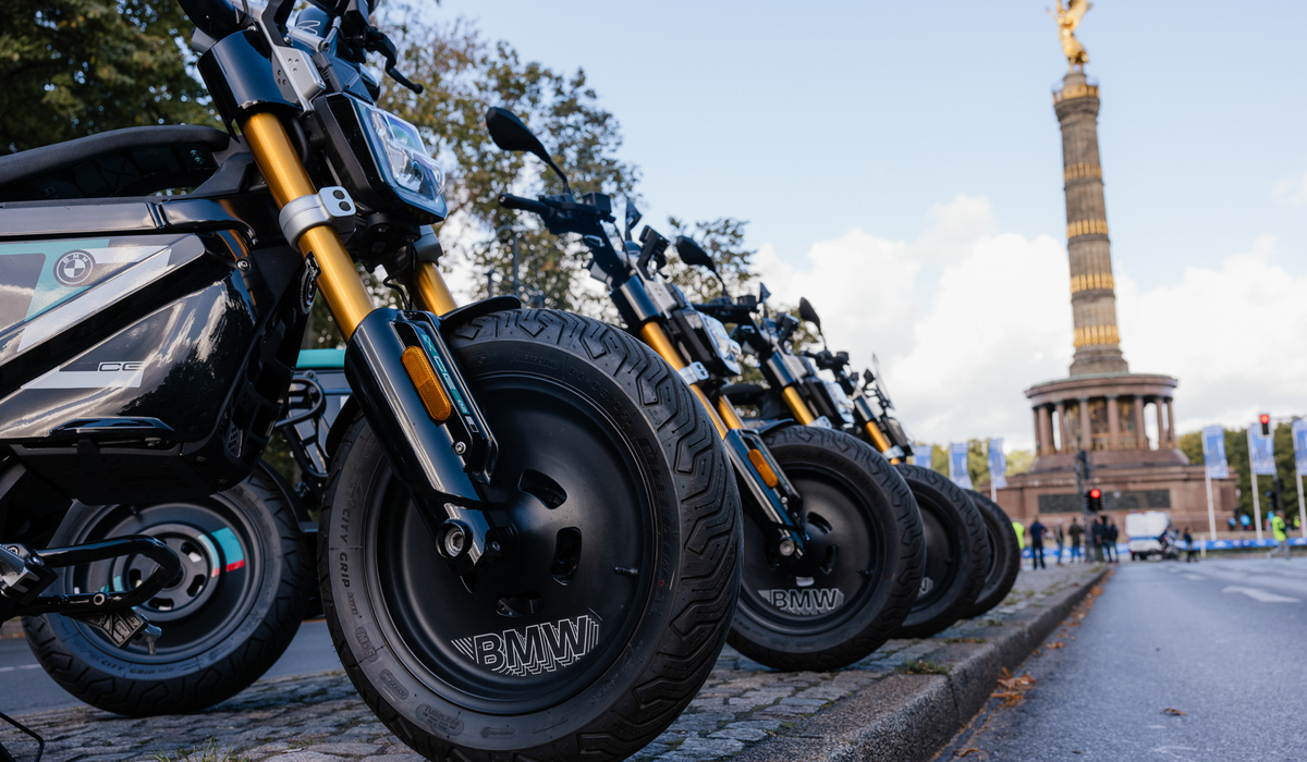 mid Berlin - Pause an der Siegessäule. BMW