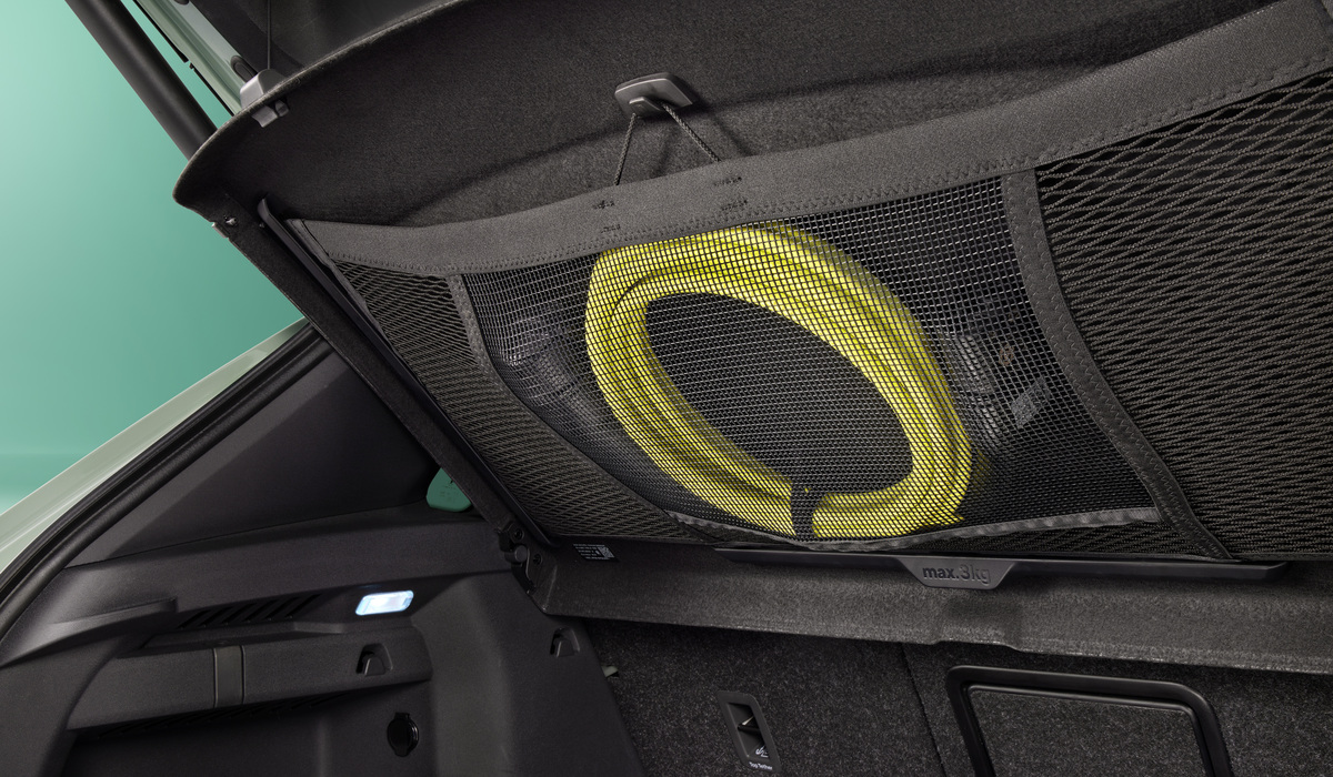 Genial einfach und simply clever: das Netz fürs Ladekabel unter der Hutablage Foto: Skoda